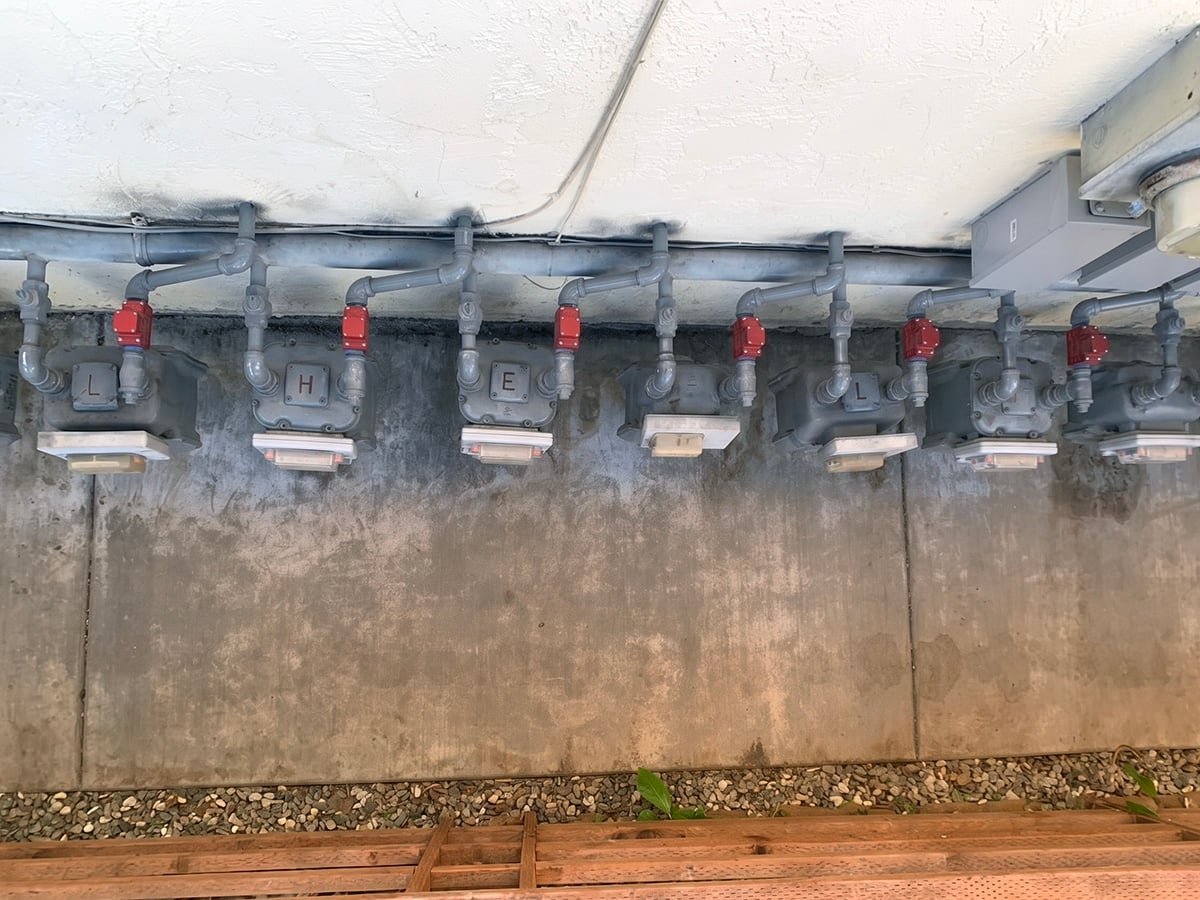 Multi-unit gas meter manifold with seismic shut-off valves