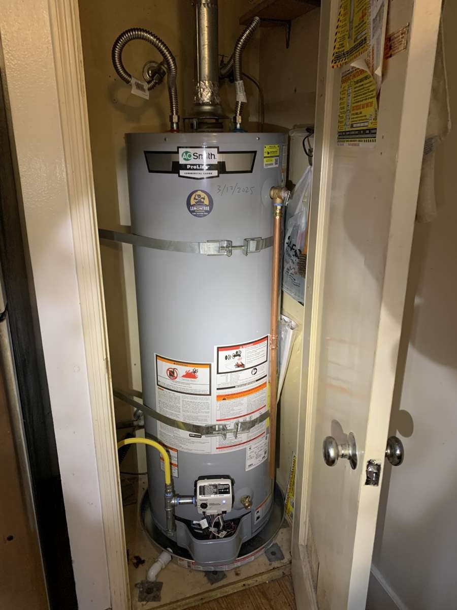 Tank water heater with expansion tank